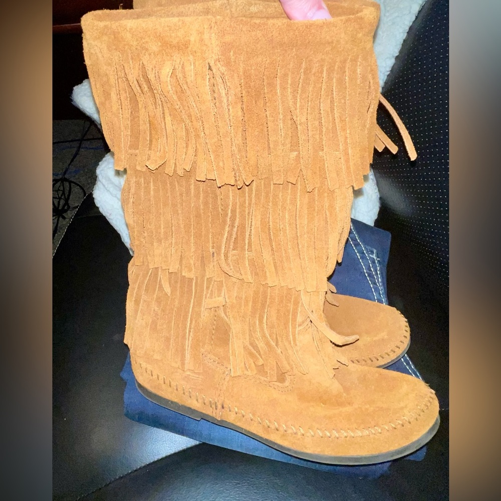 Minnetonka 3-Layer Fringe Boot Size 8 Tan